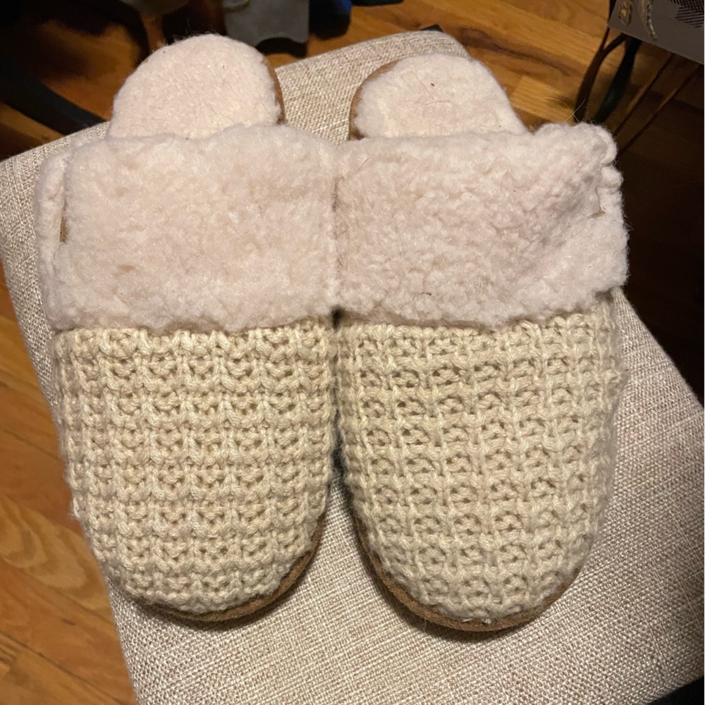 NWOT cream colored faux fur slip on slippers